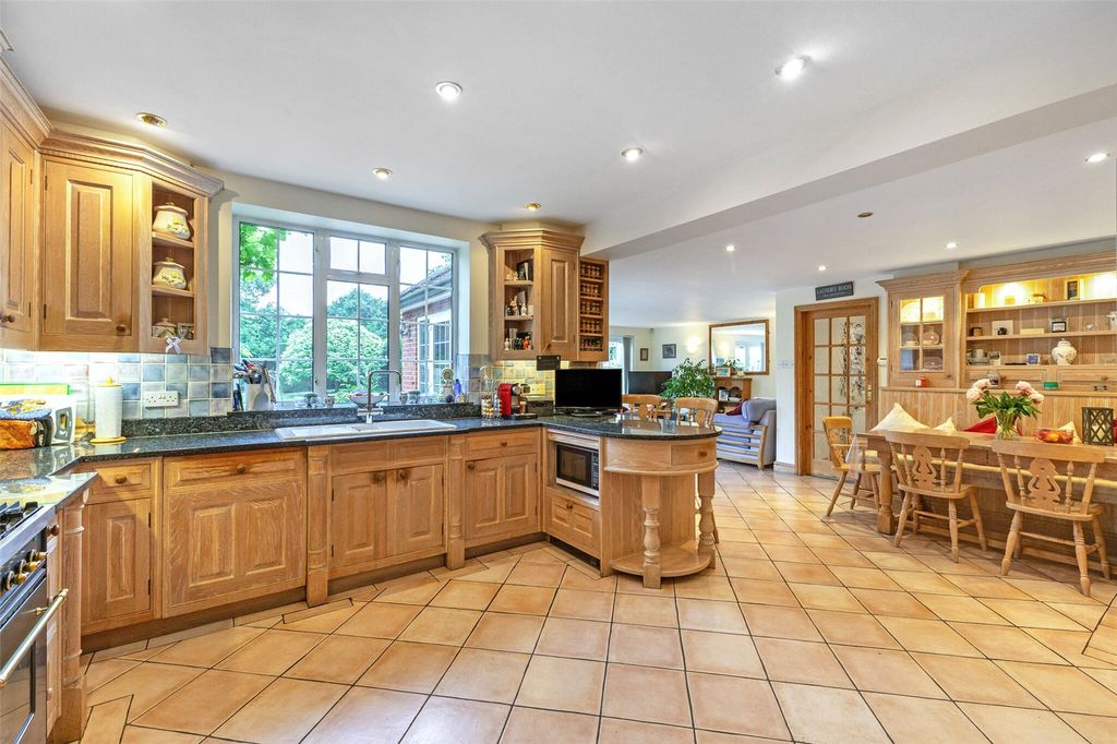 Property photo 3 of 16 Kitchen/Breakfast