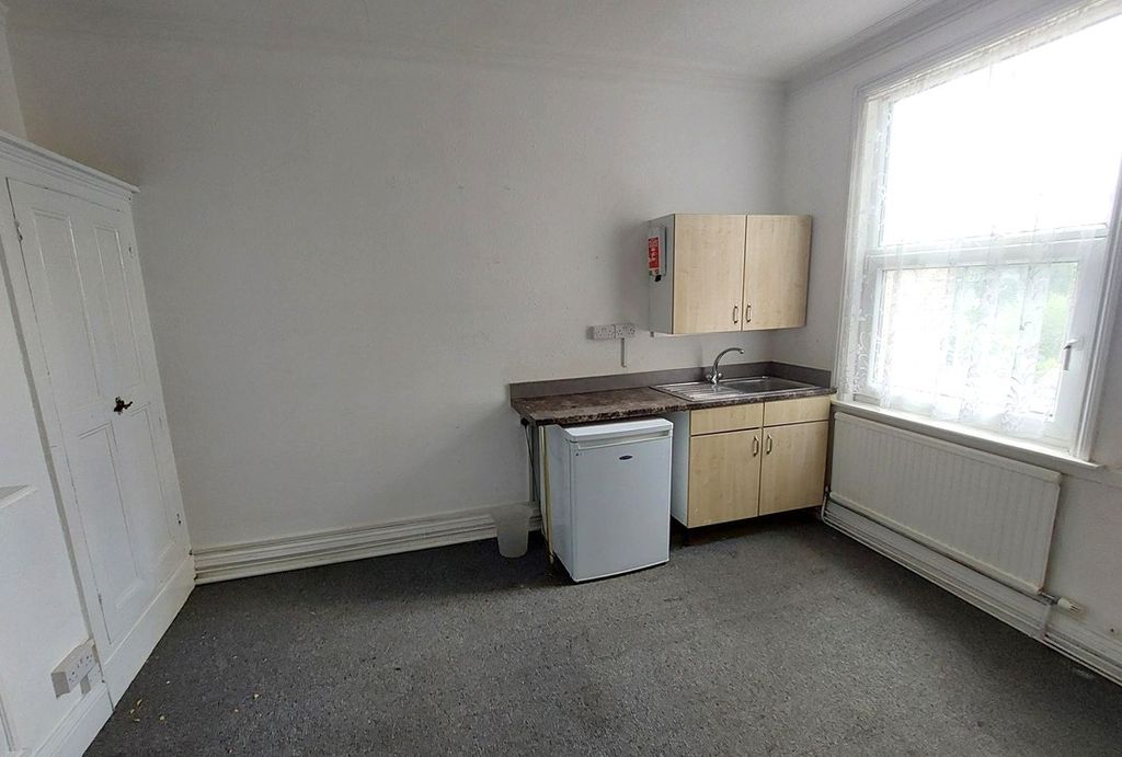 Property photo 2 of 6 Bedsit