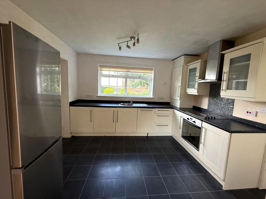 Property photo 3 of 17 Kitchen