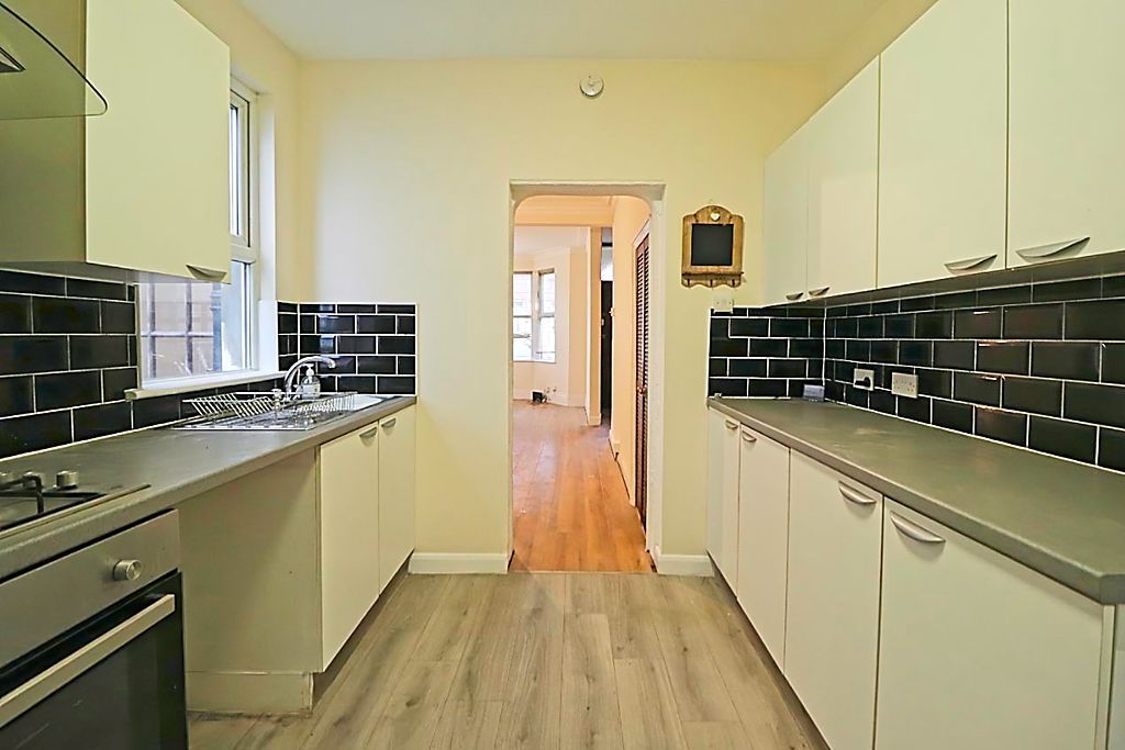 Property photo 3 of 11 Kitchen