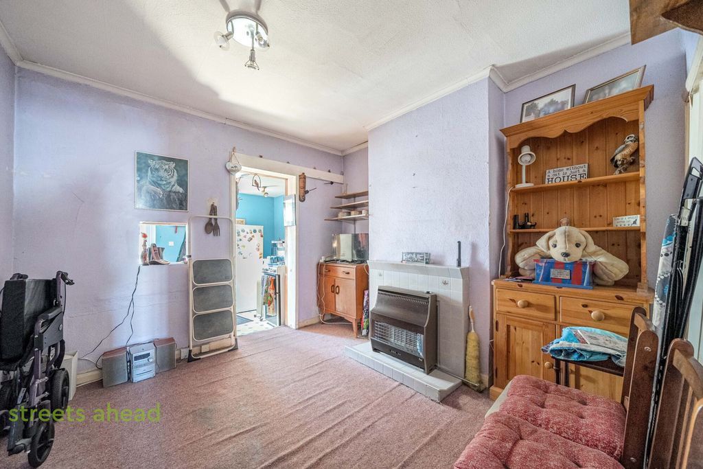 Property photo 2 of 16 8F9Eeb69-1A93-4De...