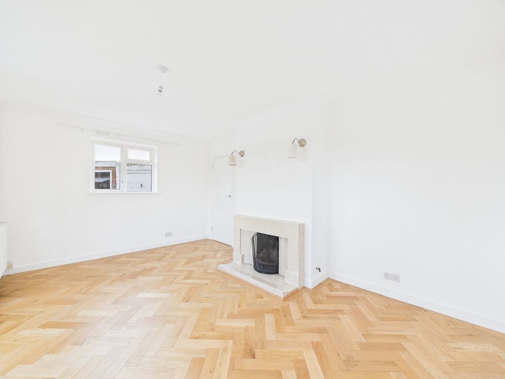 Property photo 3 of 15 Cam04018G0-Pr0379-Still008