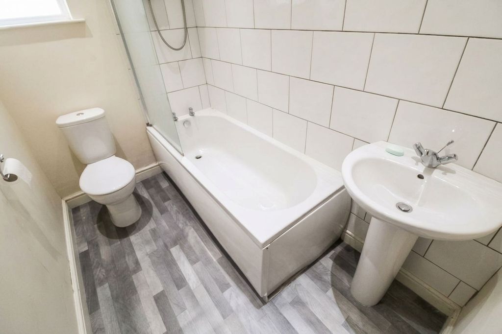Property photo 2 of 9 Bathroom