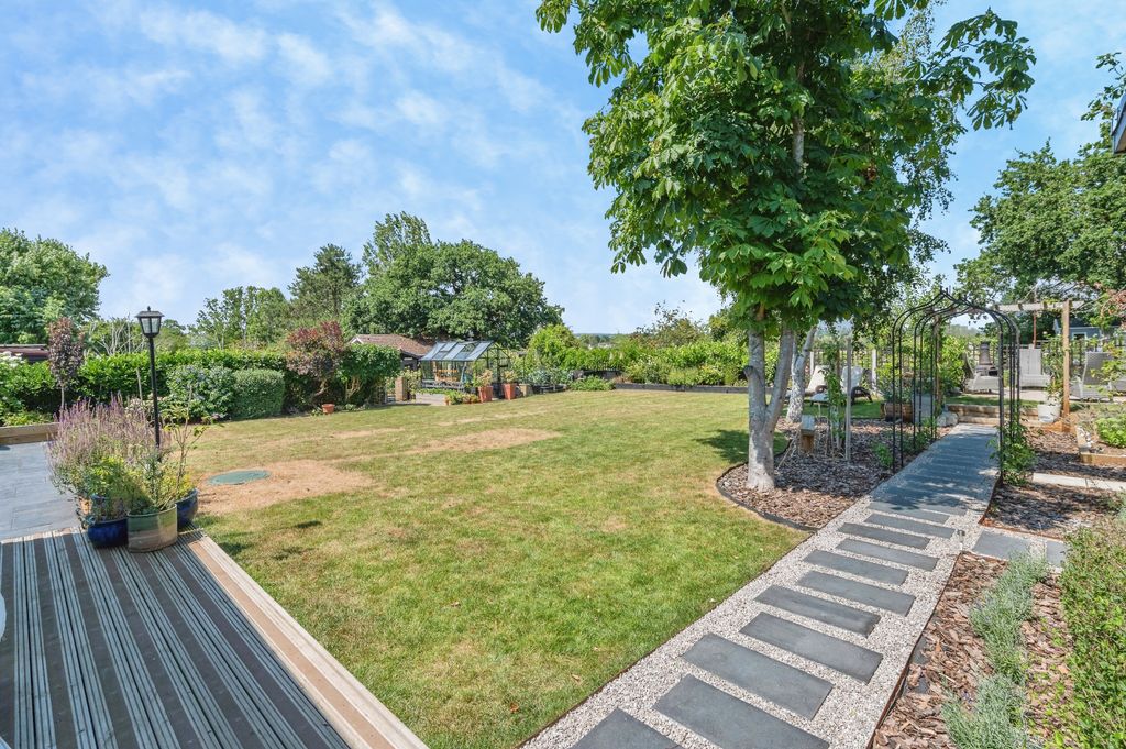 Property photo 1 of 27 2Vinecottagecliftonroadbasildonss132Lf-25