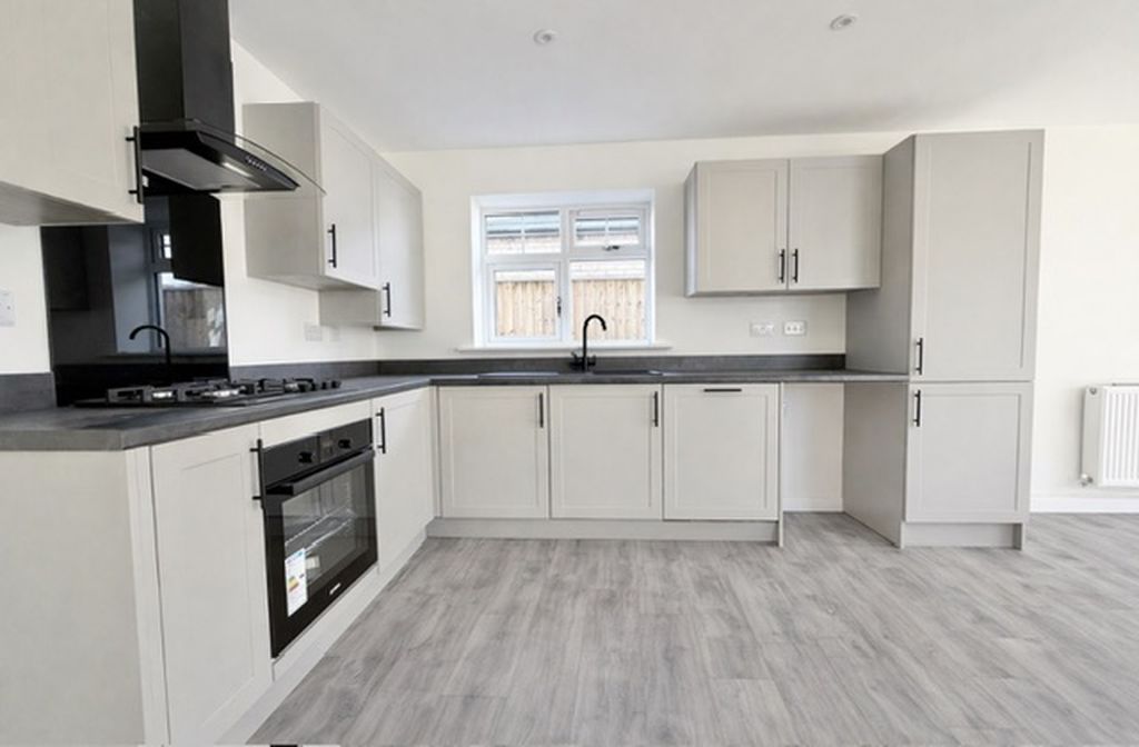 Property photo 2 of 17 Kitchen Area