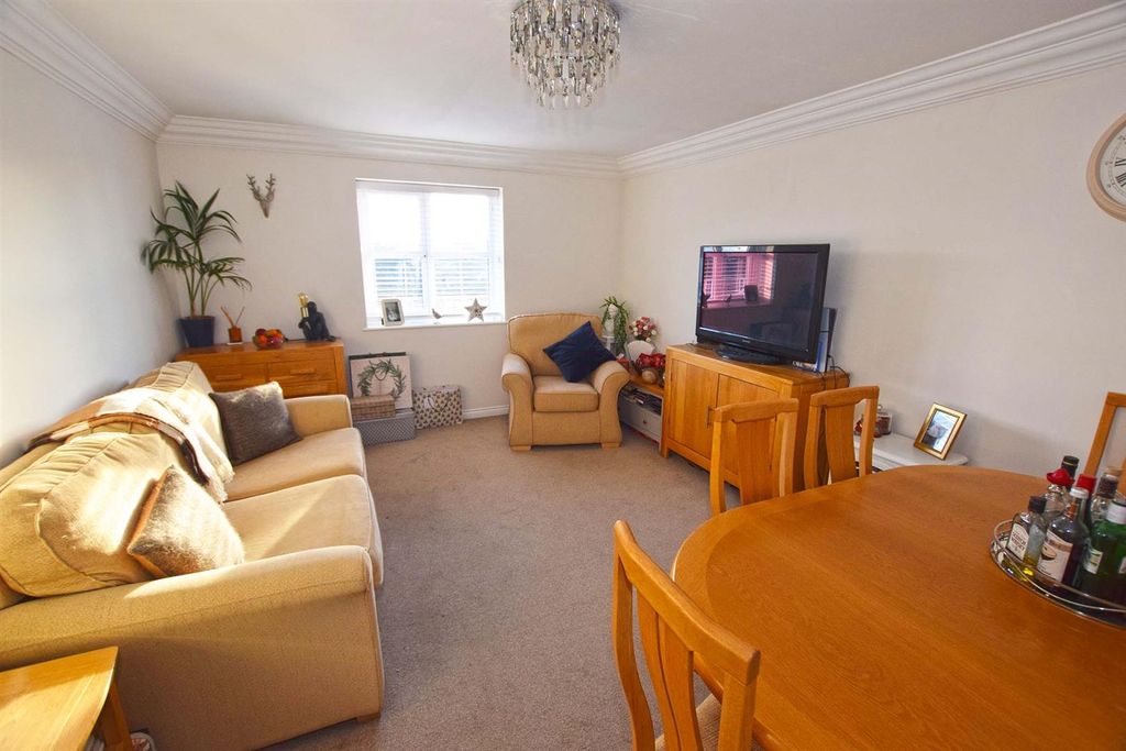 Property photo 2 of 12 Lounge