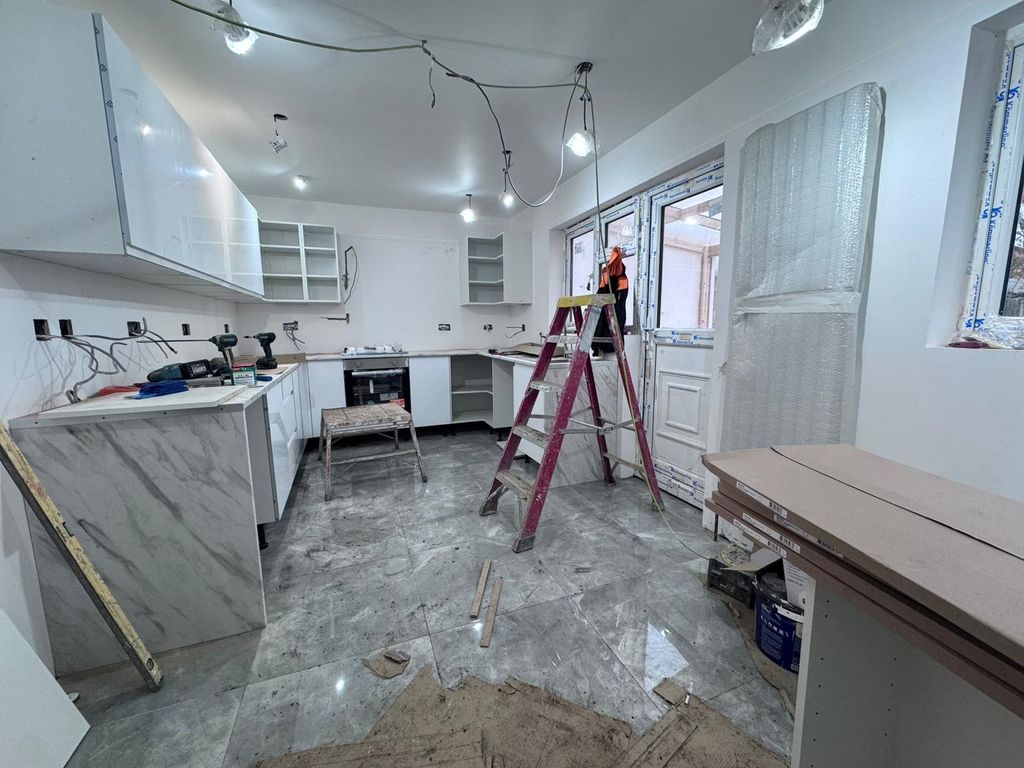 Property photo 1 of 8 Photo 5