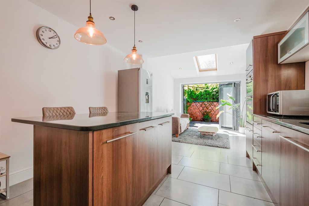 Property photo 3 of 33 Live In Breakfast Kitchen