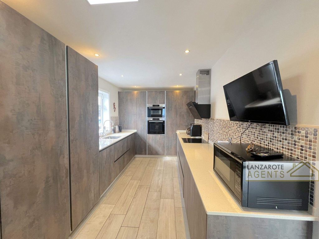 Property photo 3 of 32