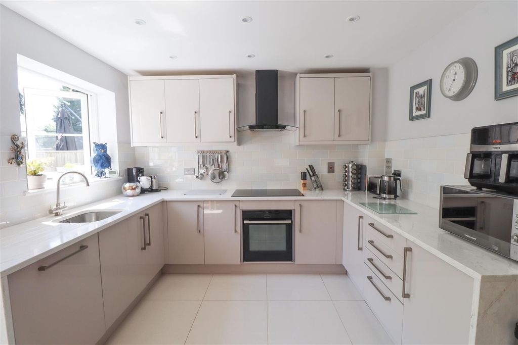 Property photo 2 of 19 Kitchen