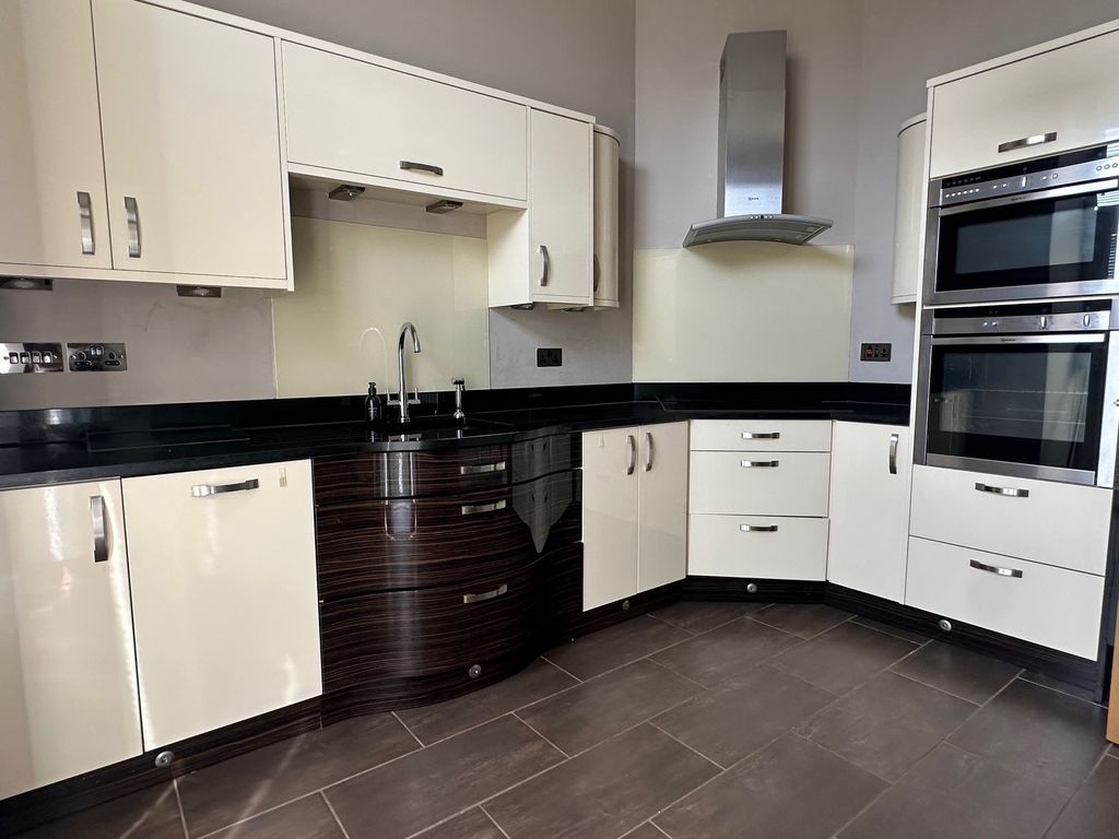 Property photo 2 of 11 Kitchen