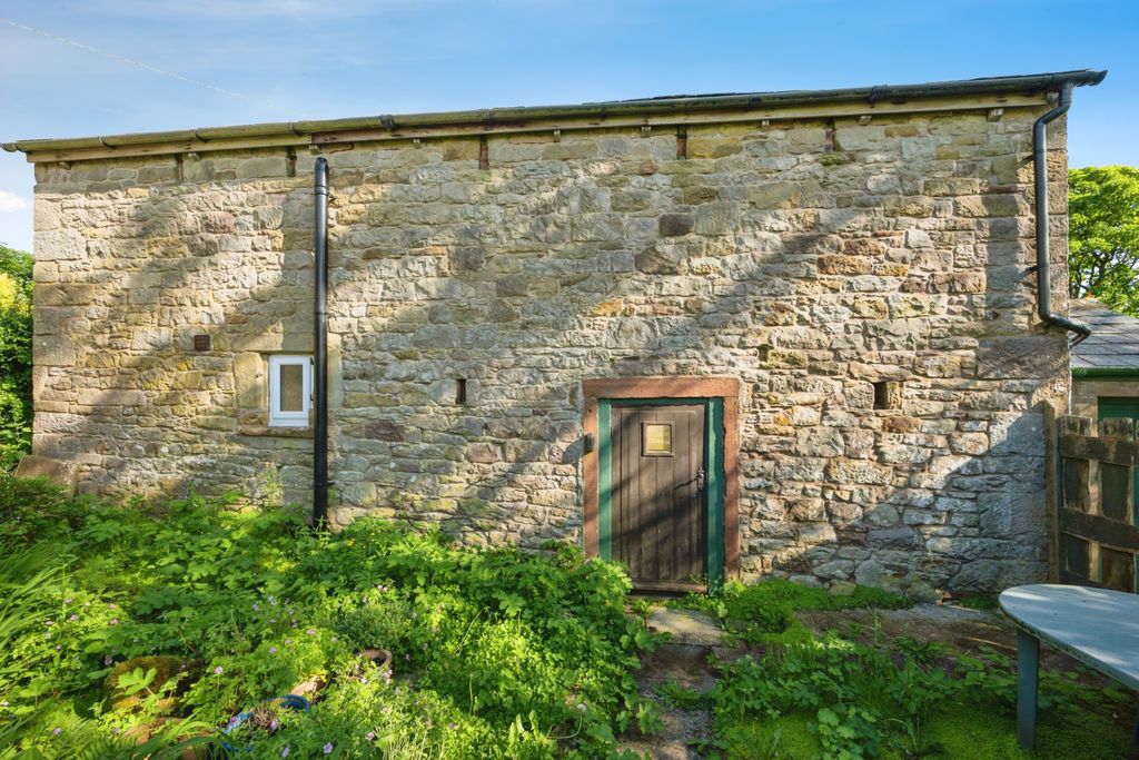 Property photo 2 of 11 Outside