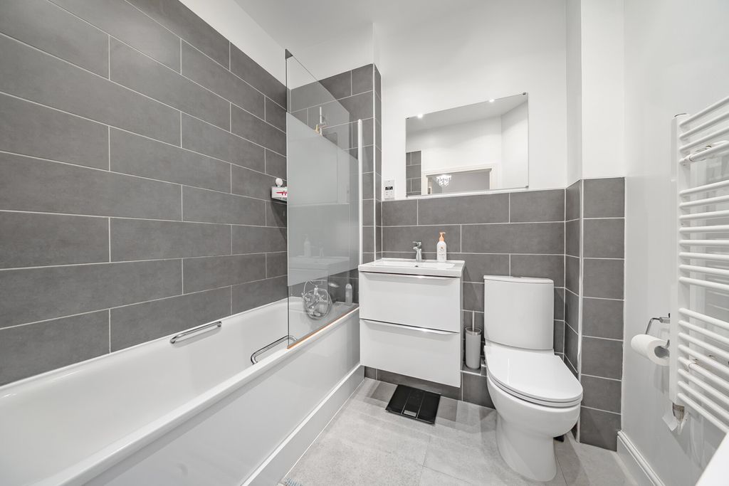 Property photo 3 of 17 Bathroom