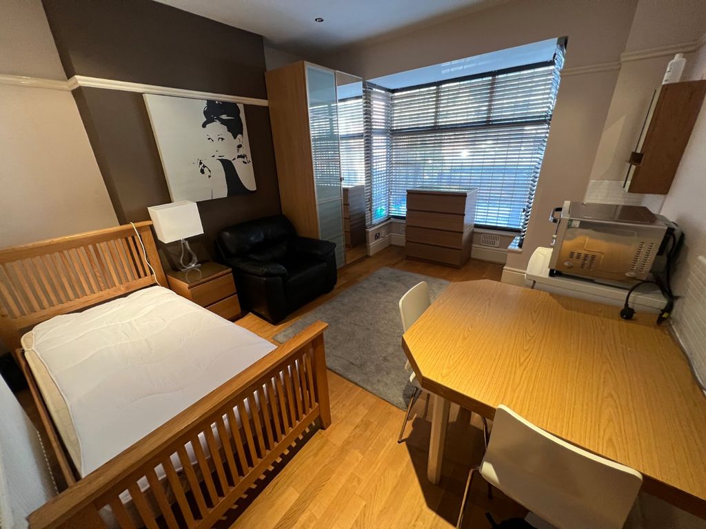 Property photo 1 of 6 Studio