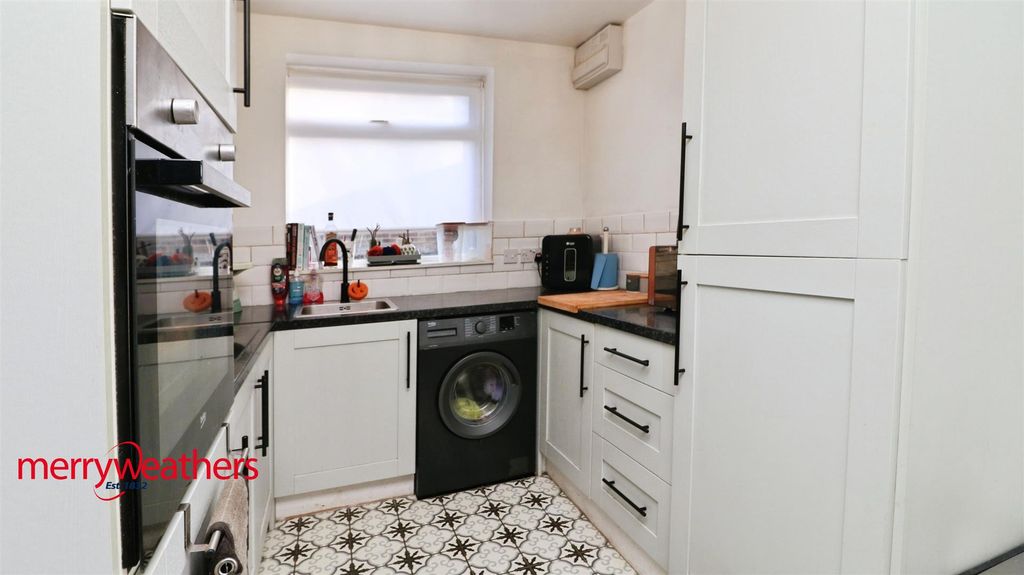 Property photo 3 of 17 Kitchen