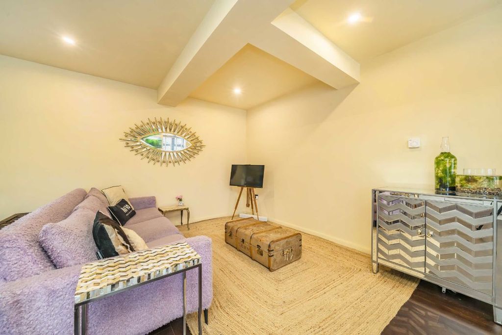 Property photo 3 of 5