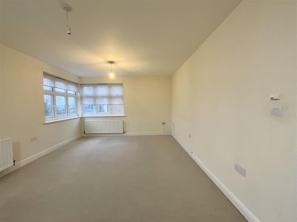 Property photo 3 of 13 Kitchen / Lounge