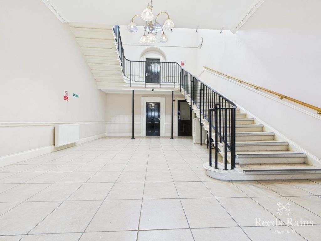 Property photo 2 of 26 Communal Entrance