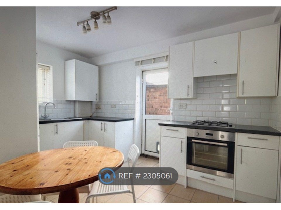 Property photo 3 of 6 Kitchen