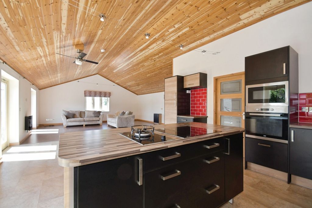 Property photo 2 of 22 Pbox-Img.Jpg