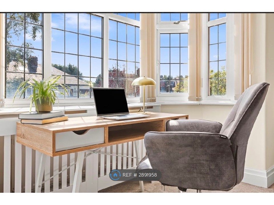Property photo 3 of 14 £900 Room - Dedicated Workspace & Large Bay Window