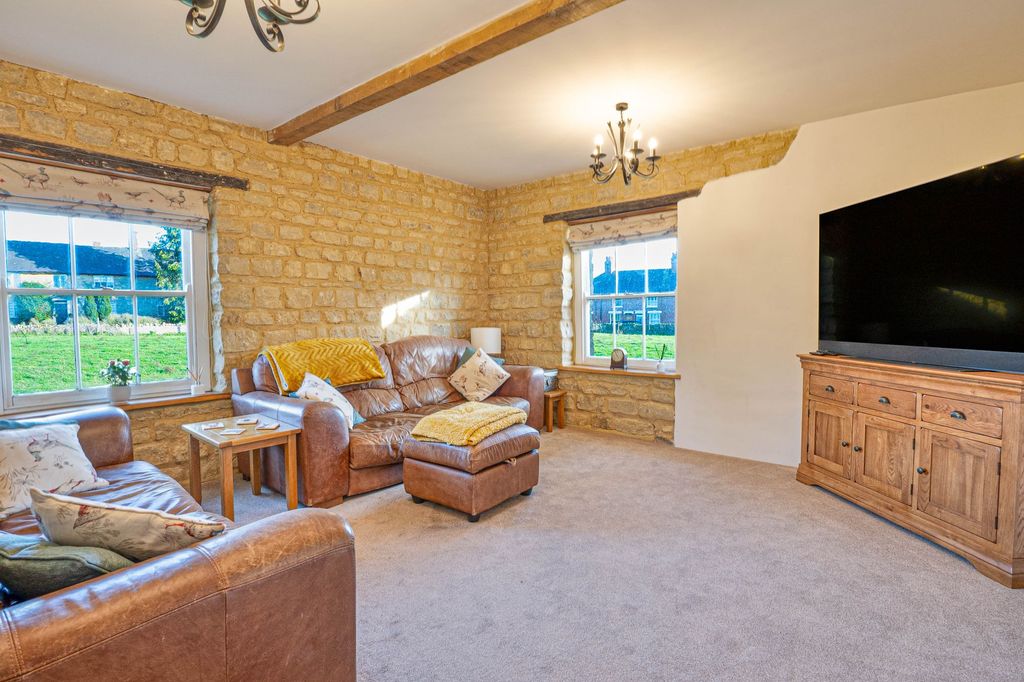 Property photo 3 of 24 Lounge