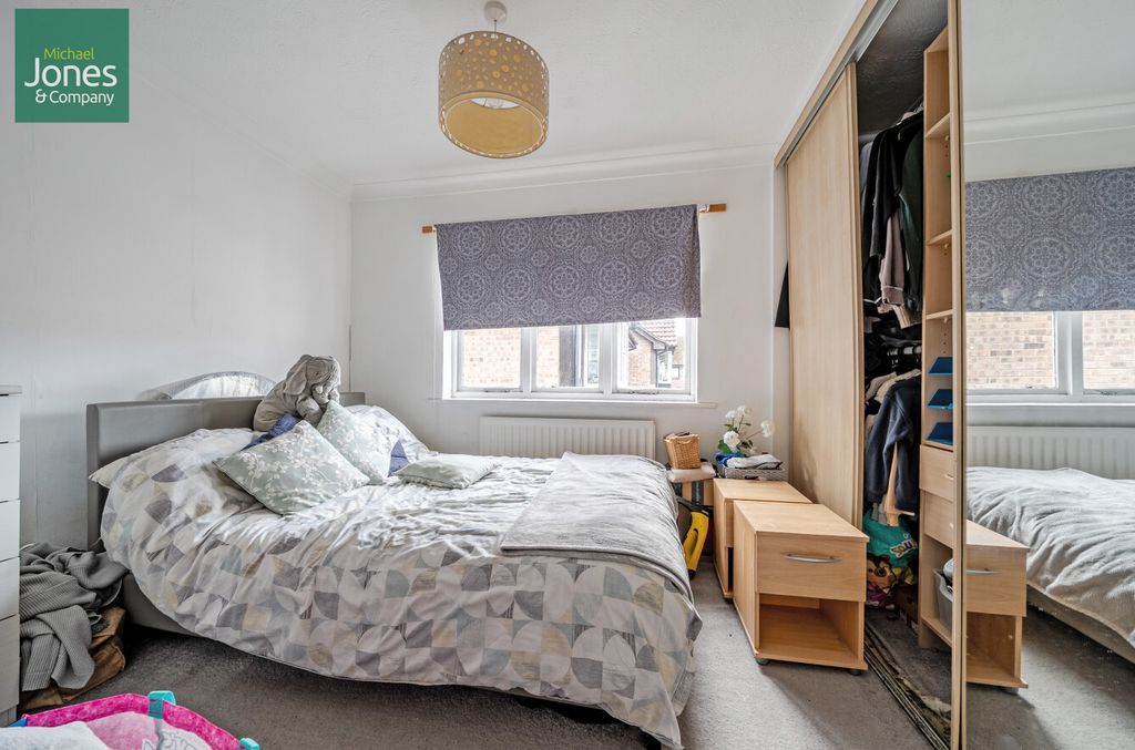 Property photo 3 of 11 Main Bedroom