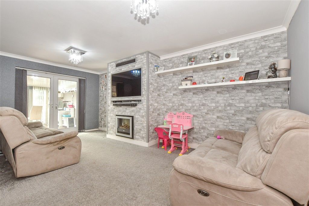 Property photo 1 of 12 Lounge