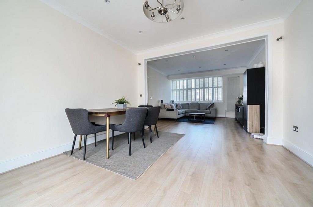 Property photo 3 of 19 Diningroom.Jpg