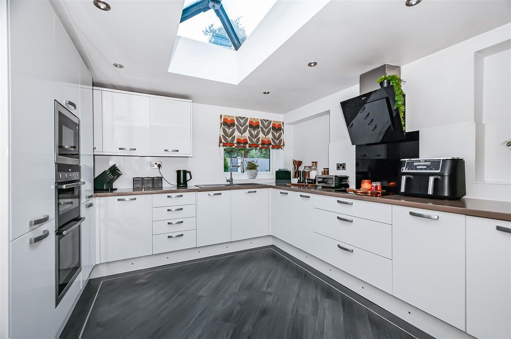 Property photo 2 of 15 33 Richmind Drive26.Jpg