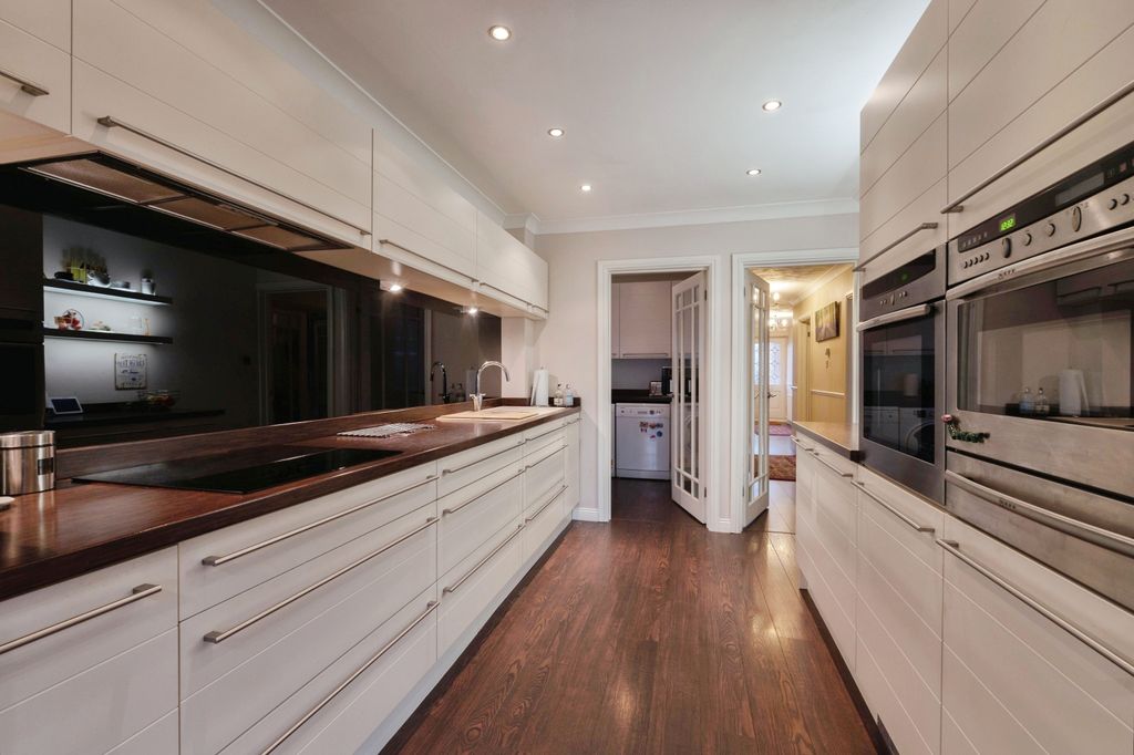 Property photo 2 of 26 7Dovesgatedovesgatebenfleetss75Ta-27