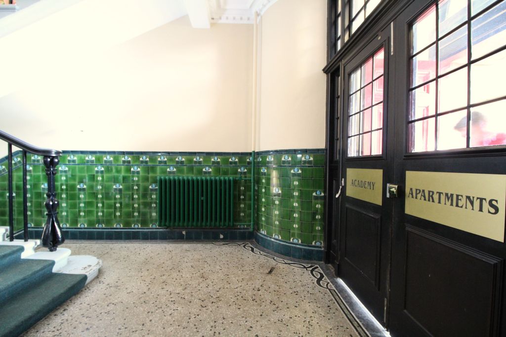 Property photo 3 of 19 Entrance Hall