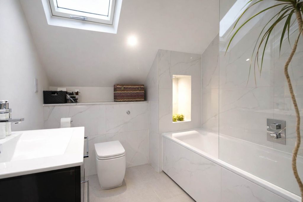 Additional image 8 of 2 bed penthouse for salePenthouse Apartment, Share Of Freehold, 999 Year Lease, Parkgate House, Great North Road, Hatfield AL9