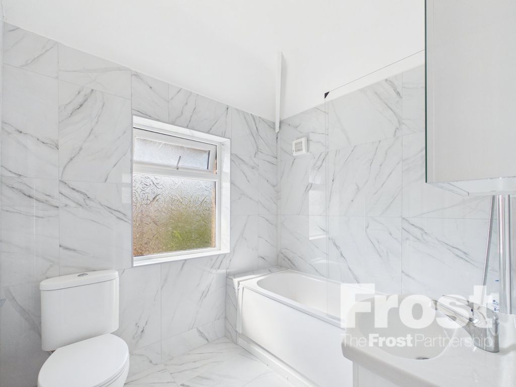 Property photo 1 of 11 Bathroom