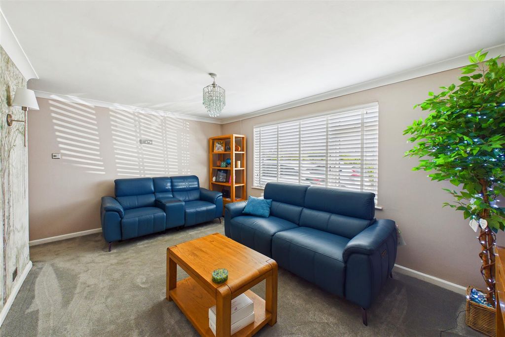 Property photo 2 of 34 Lounge