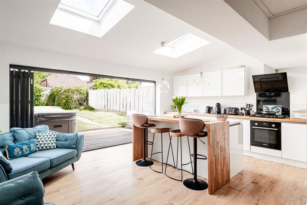 Property photo 2 of 18 22 Ashenground Road-14.Jpg