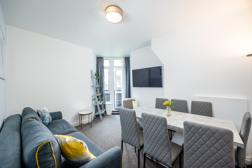 Property photo 1 of 18 Four Bedroom Flat For Sale