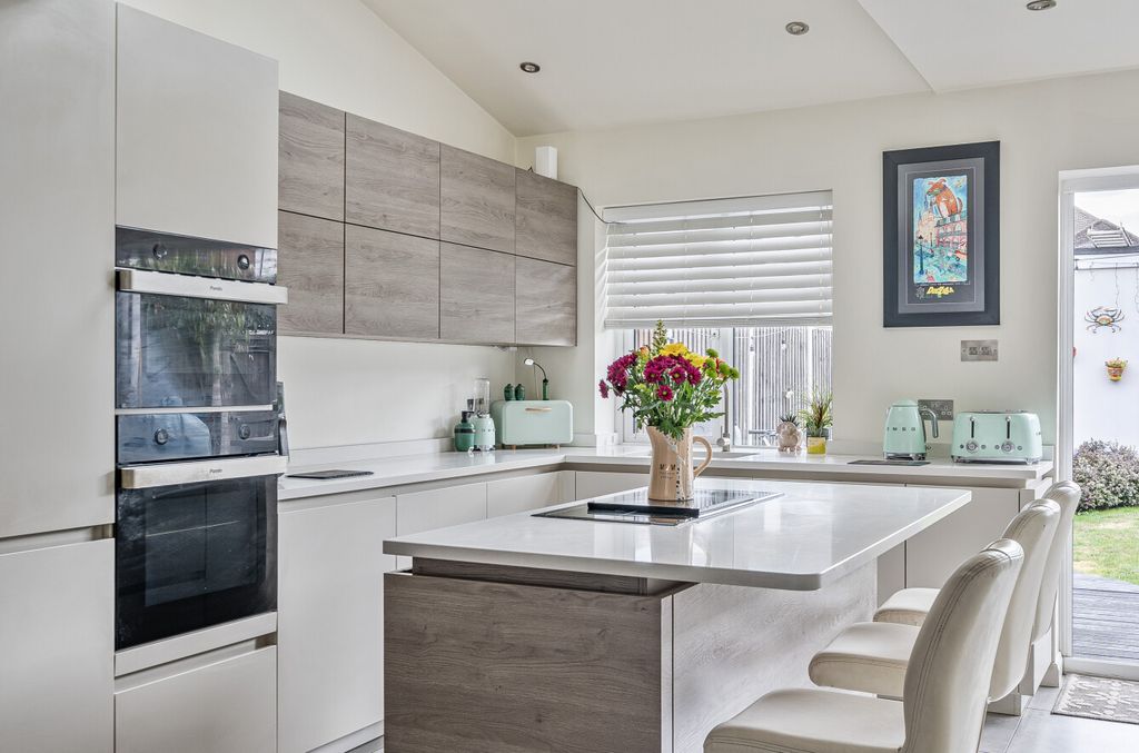 Property photo 3 of 25 1342802-13-68A7408c35982