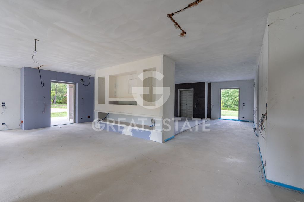 Property photo 2 of 61 Interiors