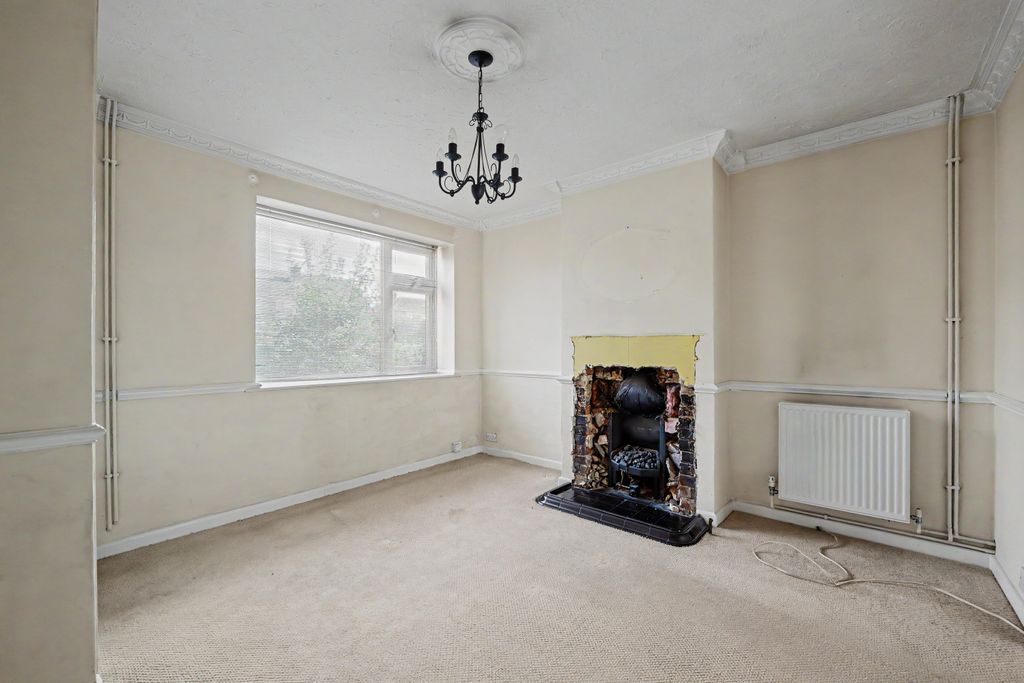 Property photo 2 of 15 16 Devon Drive, Chandlers Ford, Eastleigh, So53 3Gn