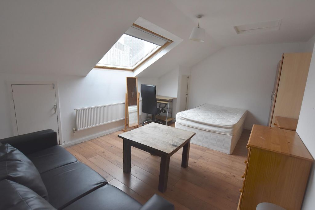 Property photo 2 of 6 Living Room/Bedroom