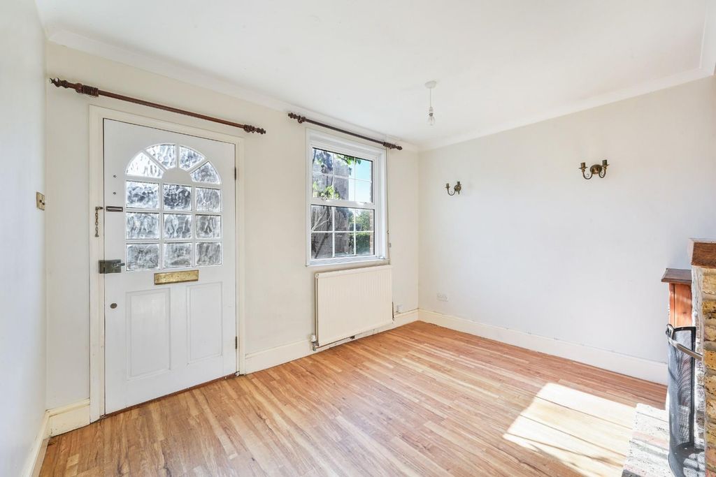 Property photo 2 of 13 Meadow Walk (1).Jpg