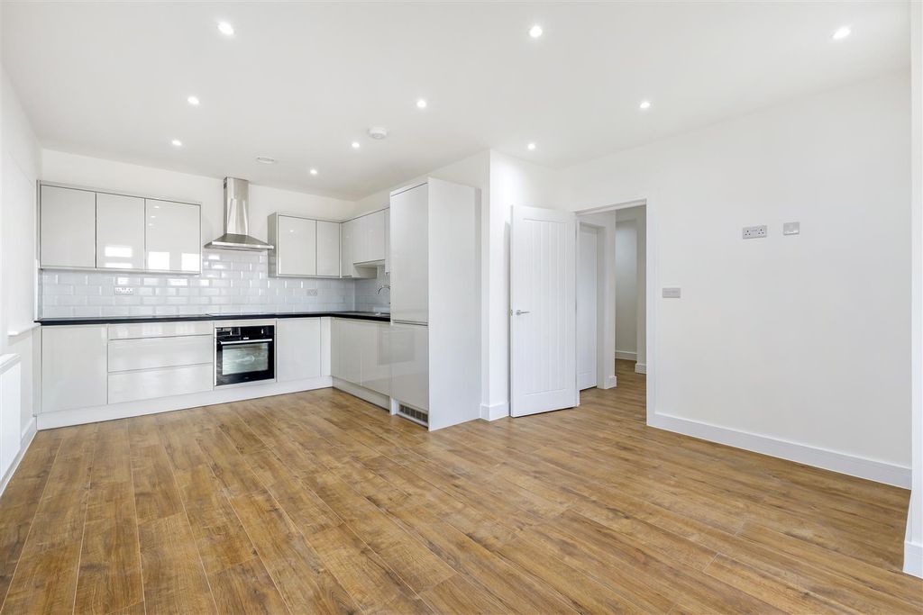 Property photo 2 of 6 114533_Flat 4 8 Coulsdon Road (5).Jpg
