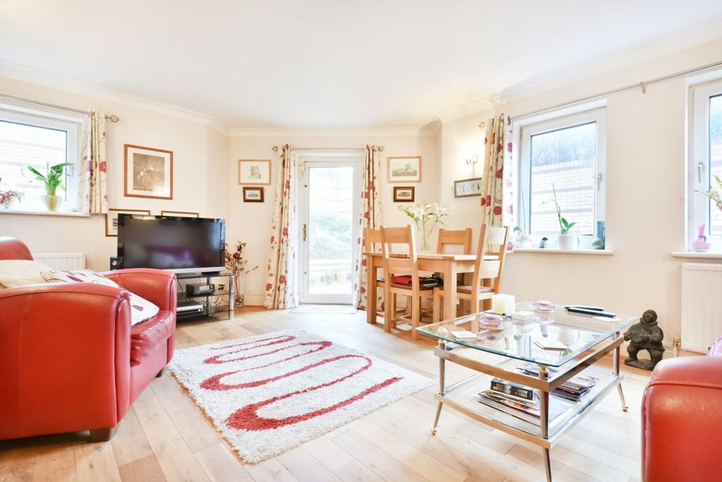 Property photo 2 of 9