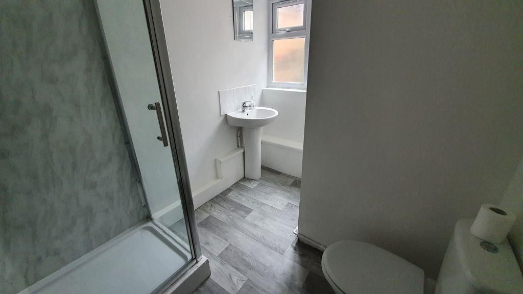 Property photo 1 of 10 Bathroom.Jpg