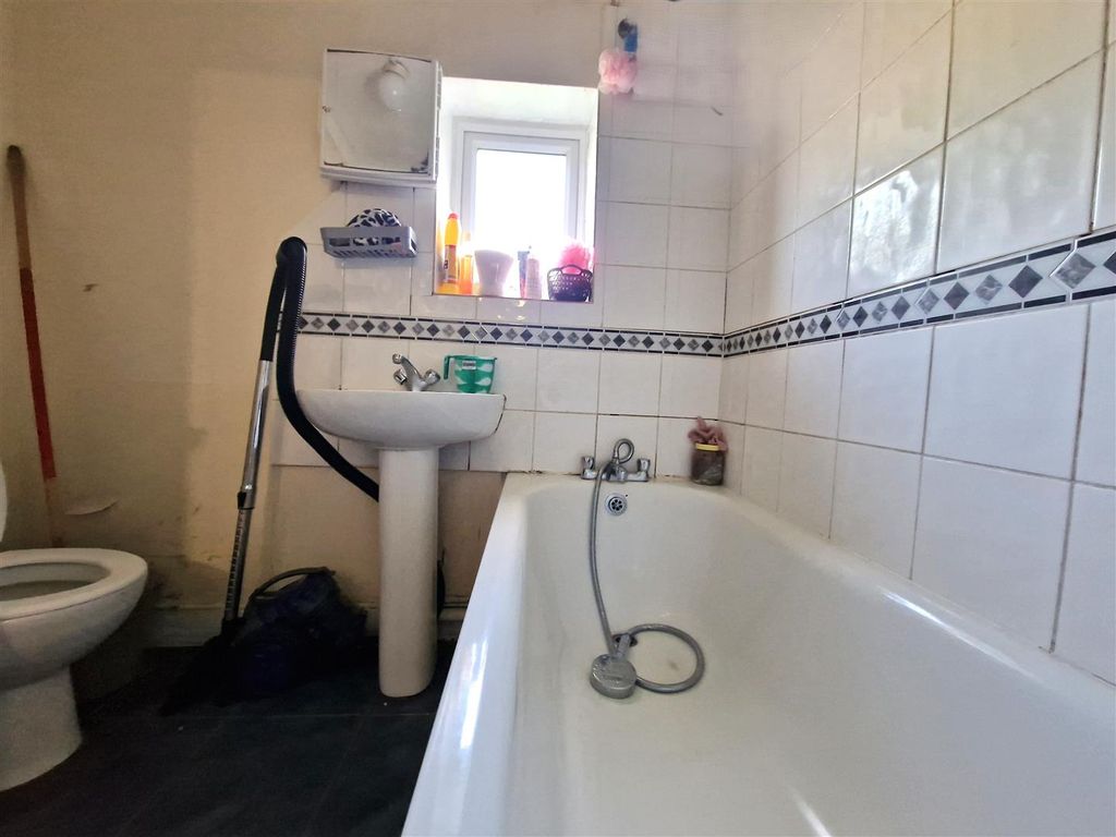 Property photo 3 of 9 Bathroom.Jpg