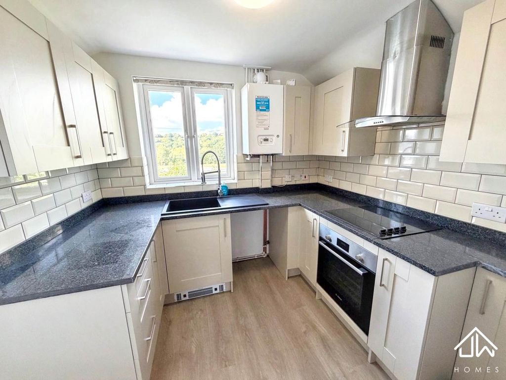 Property photo 3 of 10 Kitchen