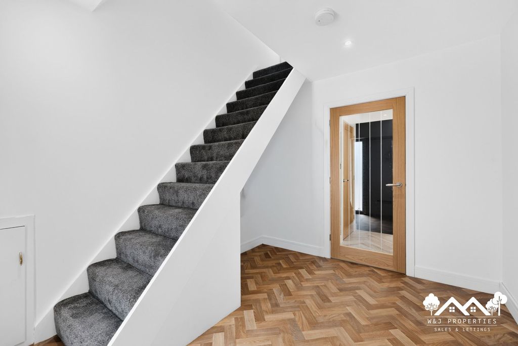 Property photo 2 of 32