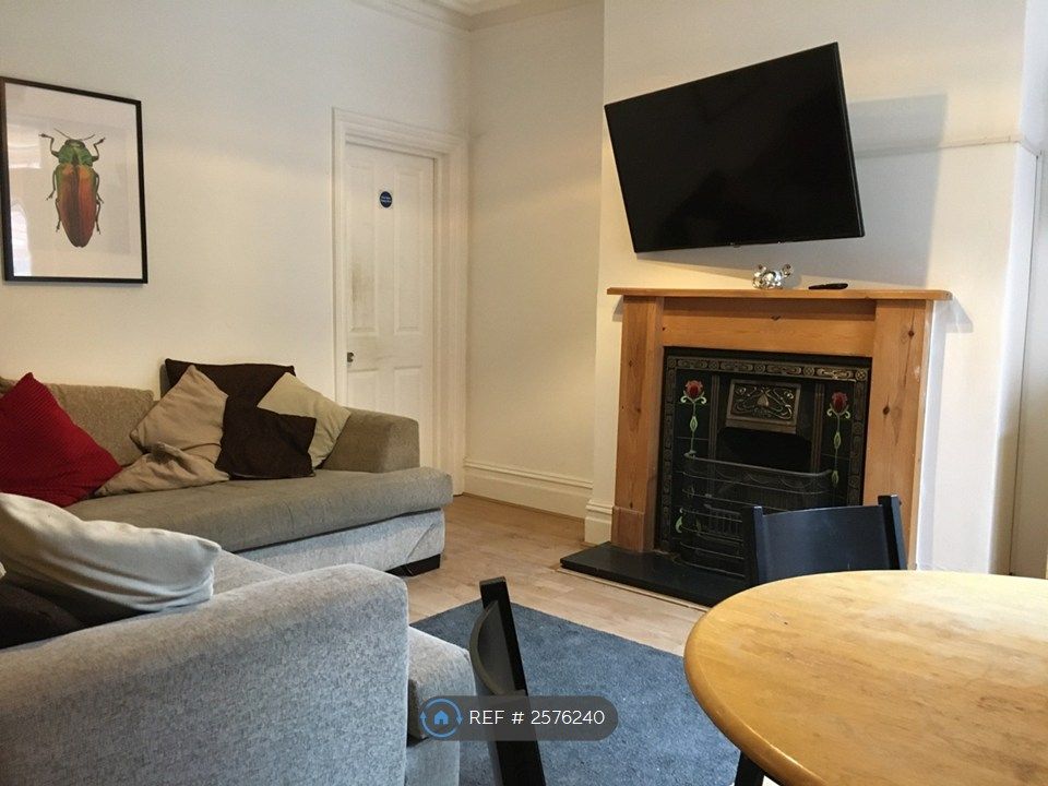Property photo 2 of 11 Living Room