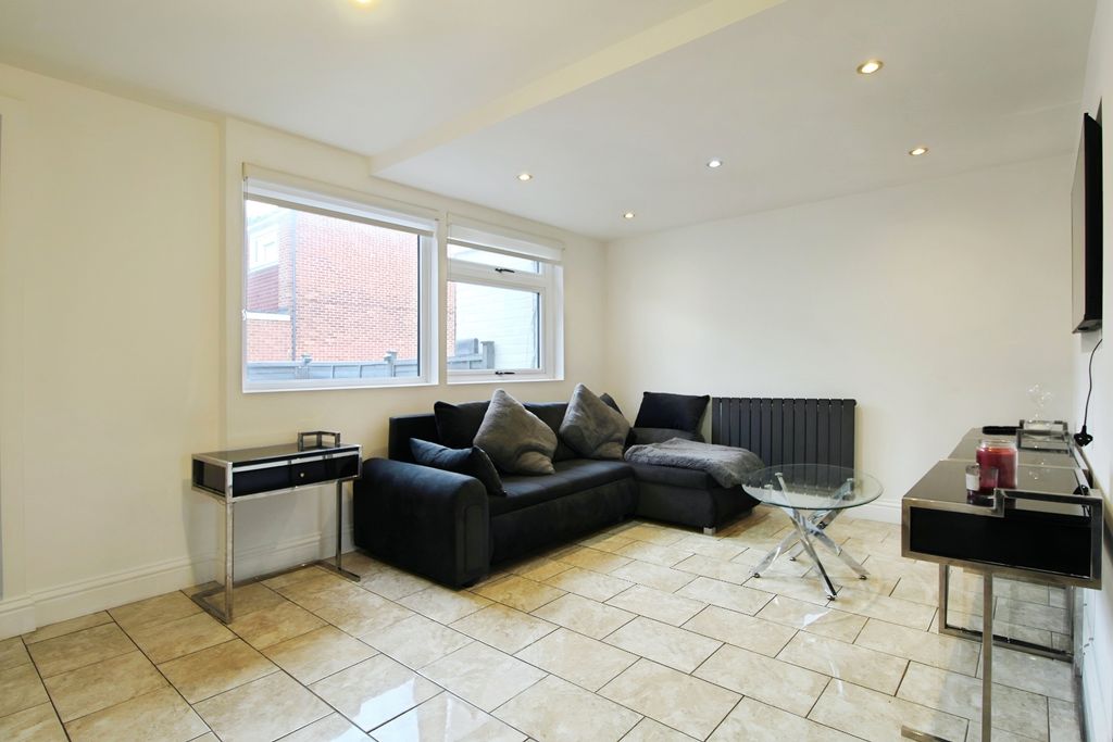 Property photo 3 of 8 Pbox-Conservatory-327272.Jpg